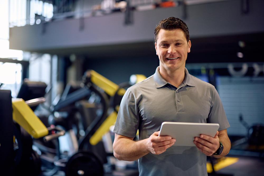 Dono de academia gerenciando